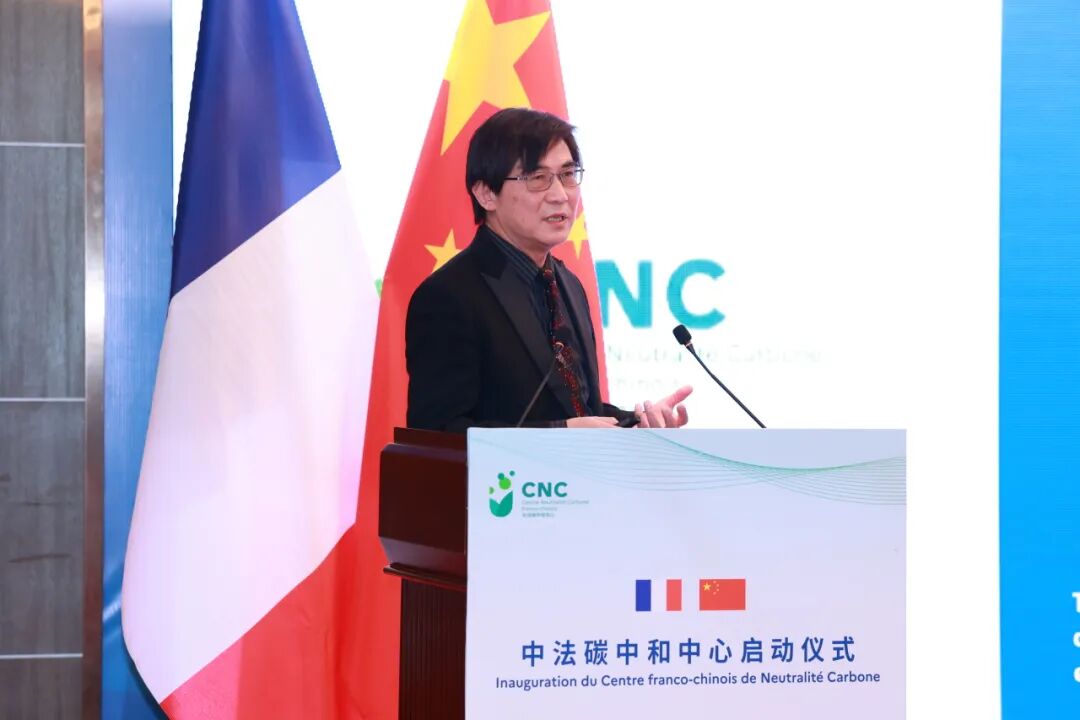 Academician Dai Minhan of the Chinese Academy of Sciences delivers an academic report